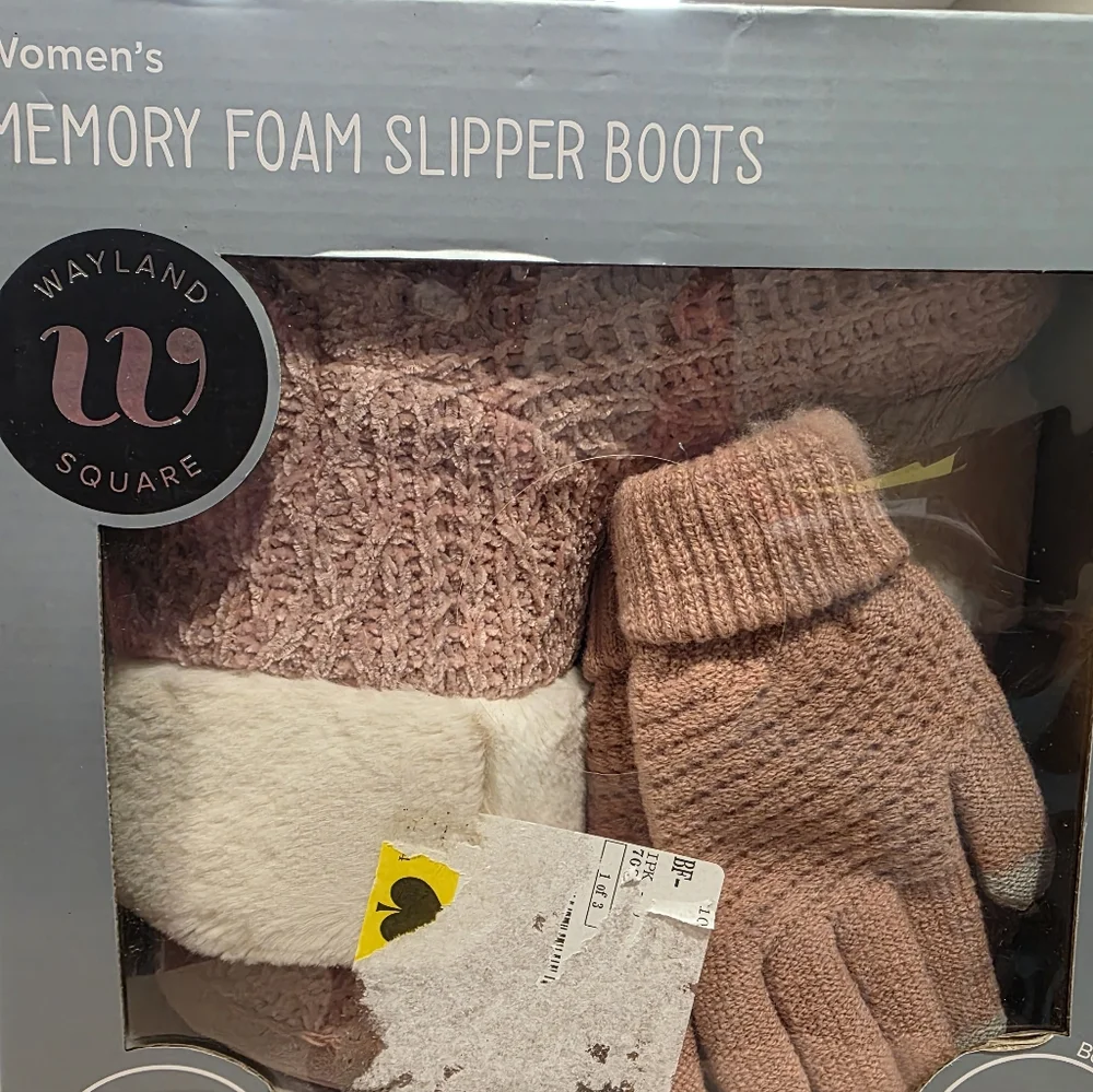 Wayland Square Women's Pink Memory Foam Glove & Slipper Set - Picture 5 of 6